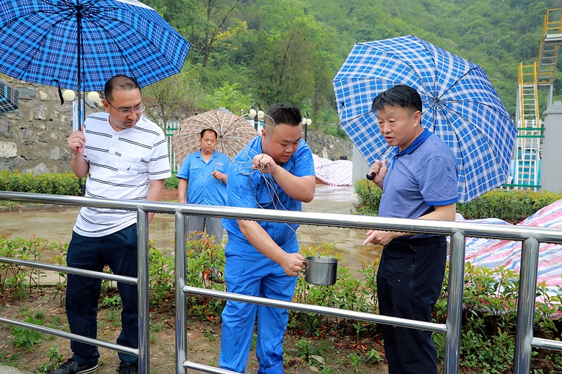 熊良虎在镇安污水处置厂调研时指出：以守护人民人民喝上干净的水、安心的水为启程点，助力打好碧水保卫战