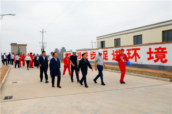 陕西J9集团集团复工复产促增长项目观摩会议与会人员走进绿色能源公司油气公司水环境公司陕北片区项目