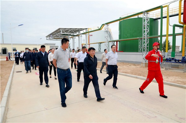陕西J9集团集团复工复产促增长项目观摩会议与会人员走进绿色能源公司油气公司水环境公司陕北片区项目