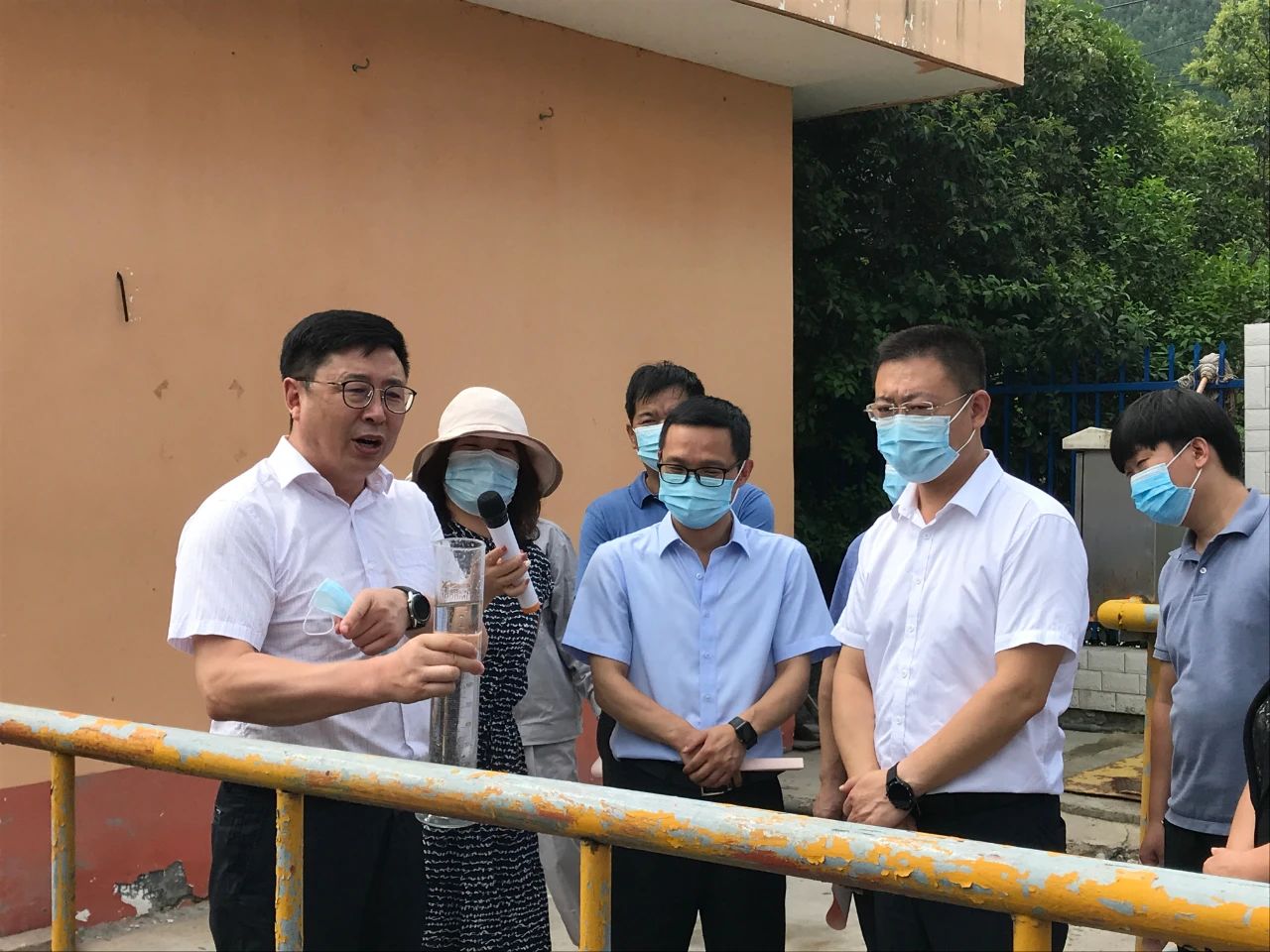 丹凤县政协主席周建政一行到丹凤县污水处置厂发展县域生态环境；ぷㄌ獾餮