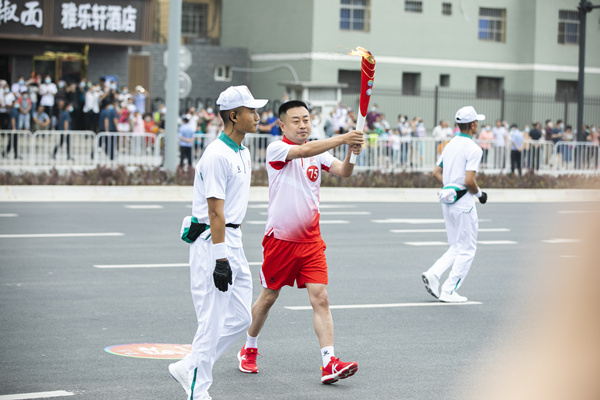 高慢!陕西J9集团集团职工王玮参加十四运会火炬传递! 高慢!陕西J9集团集团职工王玮参加十四运会火炬传递!