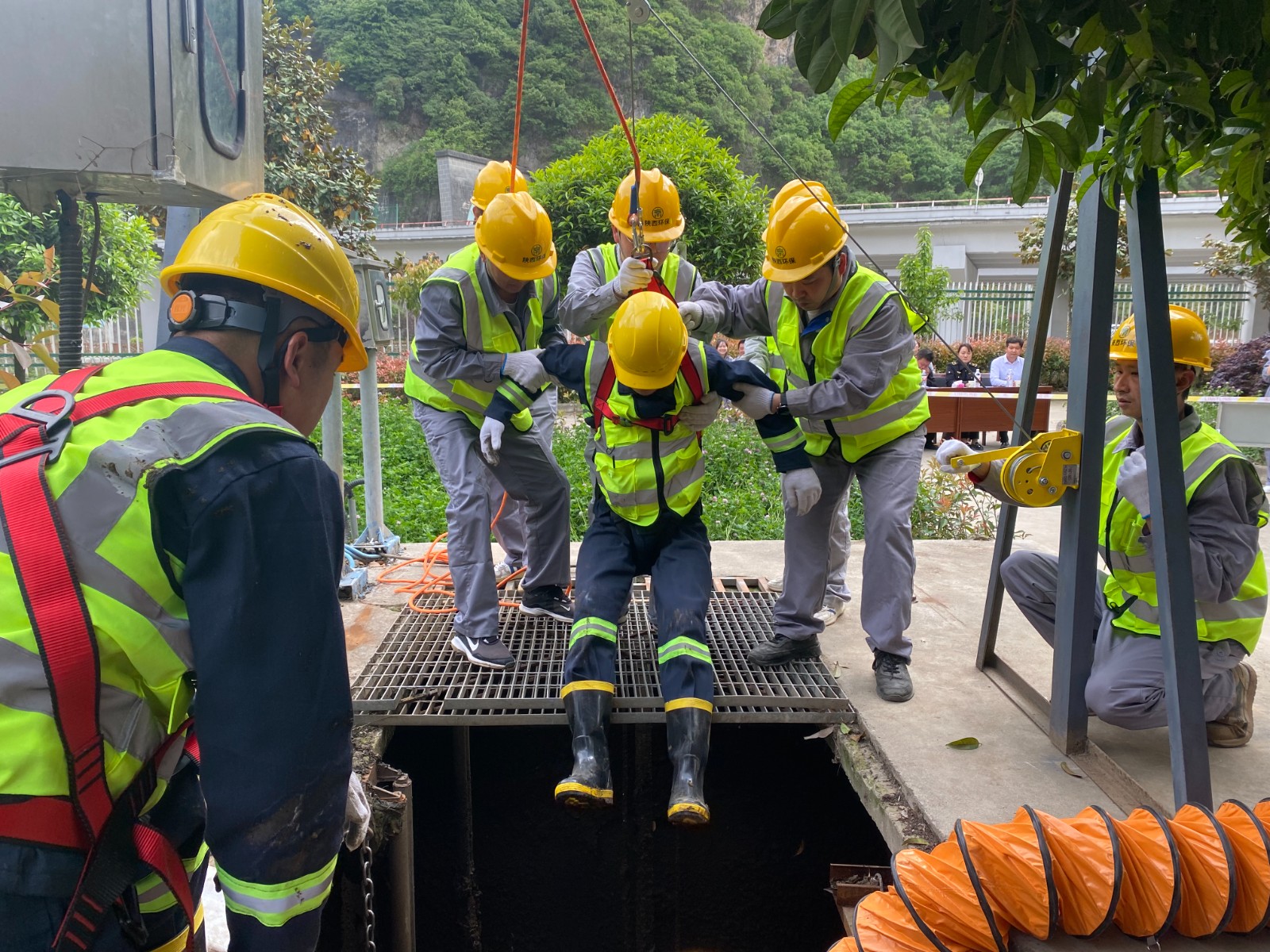 水环境公司：“四抓四保险”筑牢安全J9集团防线