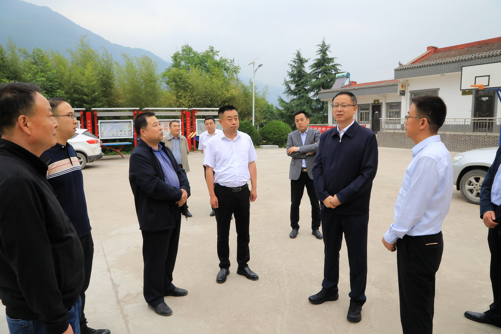 郝军亮赴集团村落振兴助扶点调研慰问 郝军亮赴集团村落振兴助扶点调研慰问