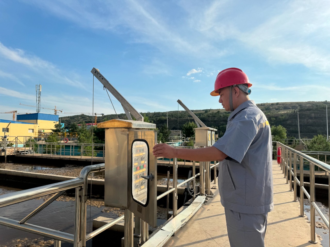 水环境公司职工贺虎荣获神木市人民当局宣告的“2023年度生态环境；すぷ飨冉孜摇比儆称号