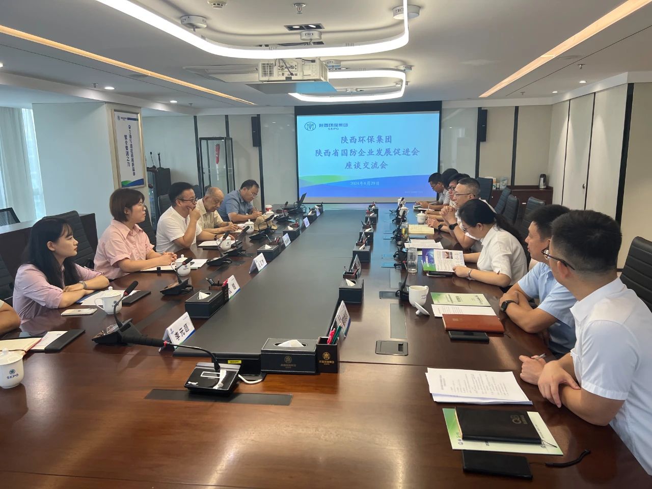 陕西J9集团集团与陕西省国防企业发展推进会座谈互换 陕西J9集团集团与陕西省国防企业发展推进会座谈互换