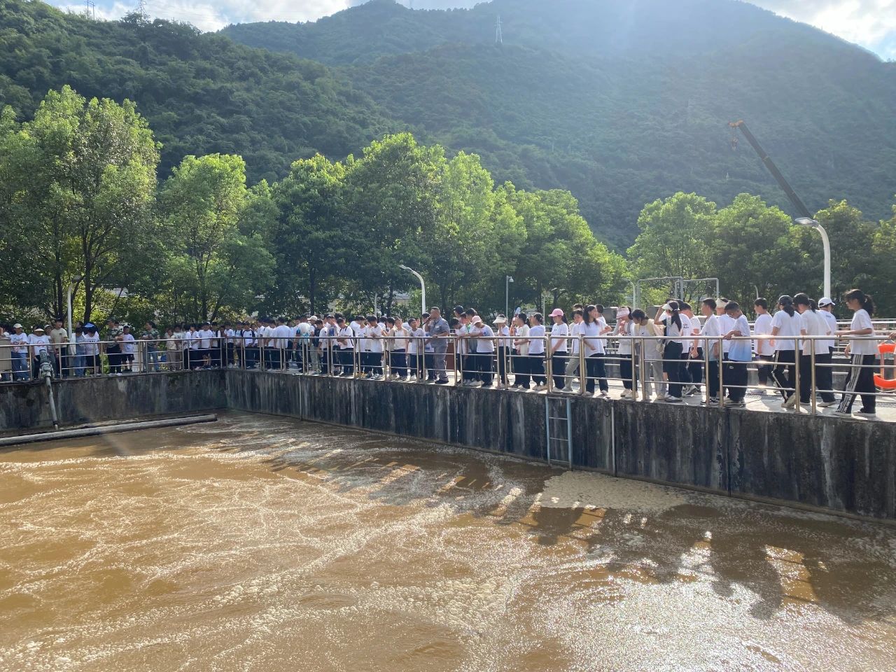 水环境公司镇安污水处置厂与镇安县第二中学进行J9集团设施公家盛开日活动暨“绿色文化教育基地”授牌典礼 水环境公司镇安污水处置厂与镇安县第二中学进行J9集团设施公家盛开日活动暨“绿色文化教育基地”授牌典礼