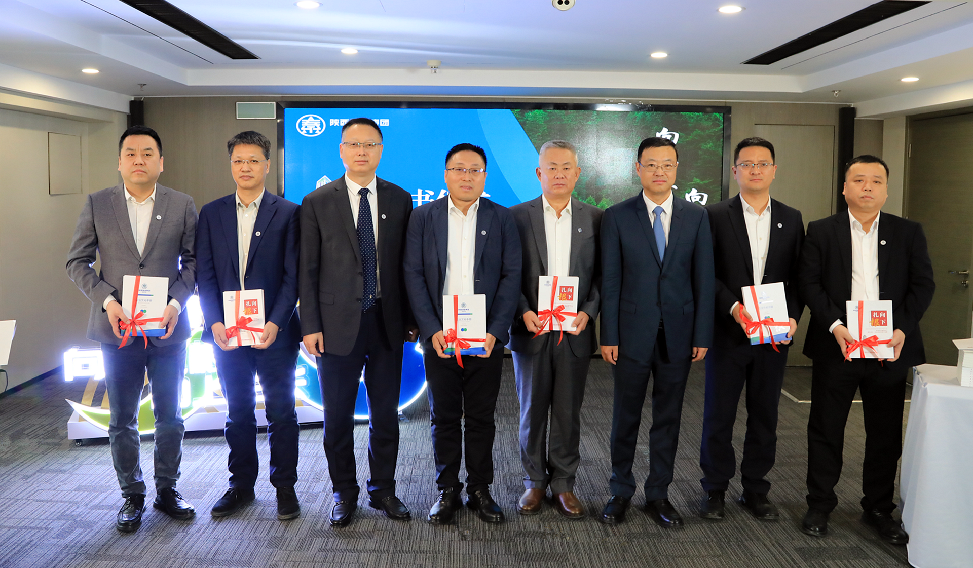 向下扎根 向上成长｜陕西J9集团集团召开“根”文化品牌颁布暨高质量发展十周年座谈会